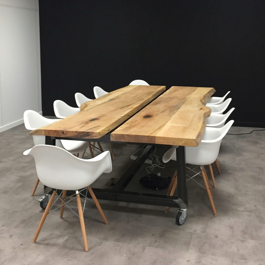 grande table en bois massif design pour bureaux entreprise et commerce - Salvateur
