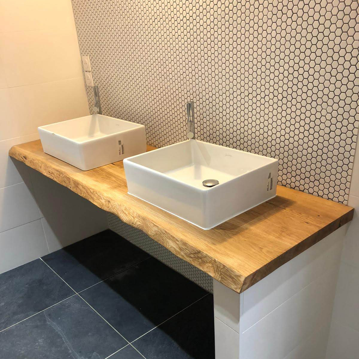 Plans vasques et meubles de salle de bain en bois brut sur mesure