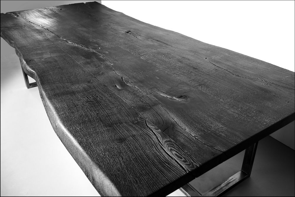 Table en bois brûlé créée par Salvateur