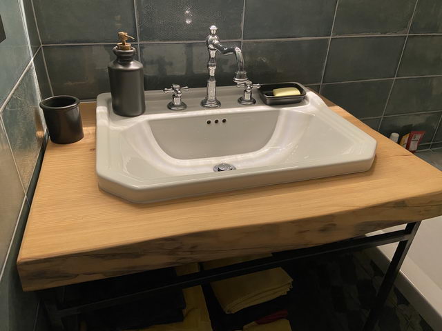 Photo d'une vasque de salle de bain avec du bois brut de salvateur