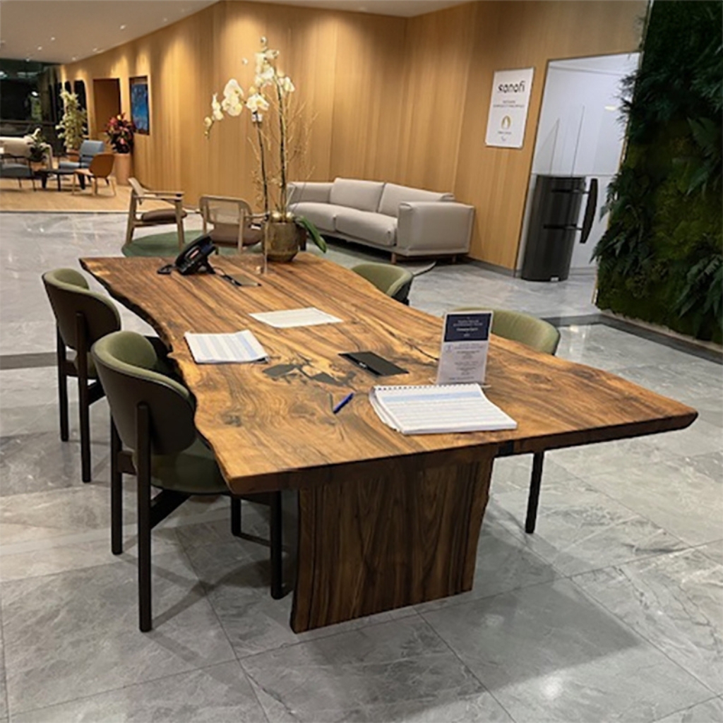 Table en noyer massif français